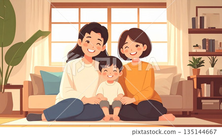 一個笑容滿面的日本家庭在客廳享受時光 一個笑容滿面的日本家庭在客廳享受時光 135144667