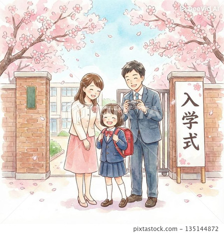 小學入學典禮當天，三位家長和孩子在校門口合影留念。 135144872