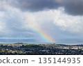 一道美麗的彩虹透過雨雲隱約可見。 135144935