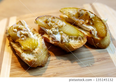 Pear bruschetta with white cheese and walnuts Pear bruschetta with white cheese and walnuts 135145132
