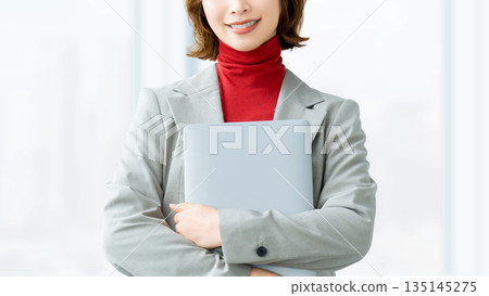 有筆記型電腦的女人/女商人 135145275