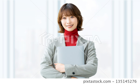 有筆記型電腦的女人/女商人 135145276