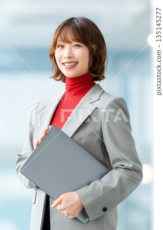 有筆記型電腦的女人/女商人 135145277