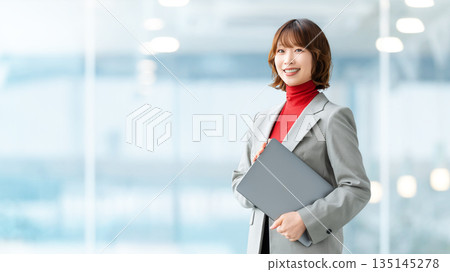 有筆記型電腦的女人/女商人 135145278