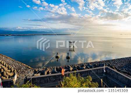 Evening view of the sea gate of Nagaotsurugi Shrine (Uki City) 135145309