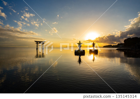 晚霞映照長劍神社(宇岐市)海門 晚霞映照長劍神社(宇岐市)海門 135145314