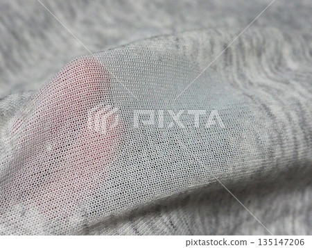 布料的特寫，磨損得厲害，甚至能透過布料看到手指。 135147206