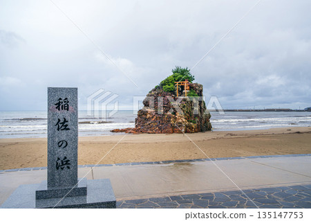 島根縣出雲市稻佐海灘雨中 島根縣出雲市稻佐海灘雨中 135147753