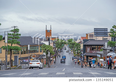 Izumo Taisha表參道號在早晨的陽光下 Izumo Taisha表參道號在早晨的陽光下 135149051