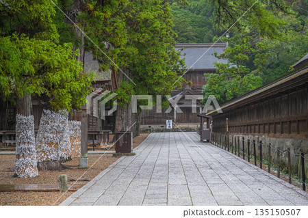 雨中的出雲大社,島根縣,主殿西側圍牆景色。 雨中的出雲大社,島根縣,主殿西側圍牆景色。 135150507
