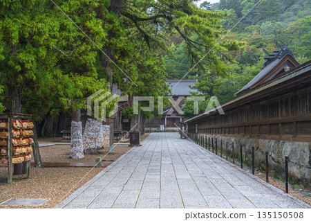 雨中的出雲大社，島根縣，主殿西側圍牆景色。 135150508