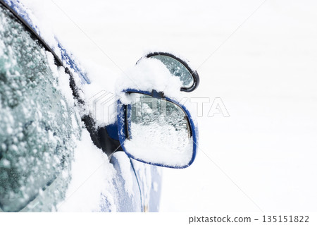 Thoroughly cleaning and deicing side mirrors to maintain visibility during winter journeys Thoroughly cleaning and deicing side mirrors to maintain visibility during winter journeys 135151822