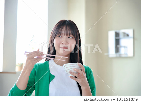 吃米的一個少婦 吃米的一個少婦 135151879
