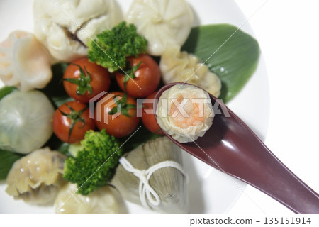 點心和櫻桃番茄擺放在盤子上方。 135151914