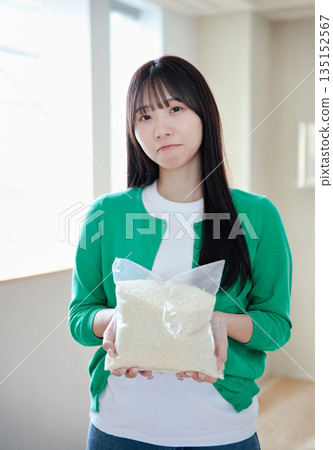 Young woman holding rice 135152567
