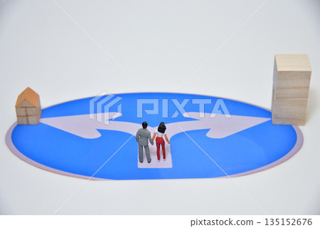 Image of a crossroads in life and a choice Image of a crossroads in life and a choice 135152676