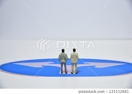 Image of a crossroads in life and a choice Image of a crossroads in life and a choice 135152681