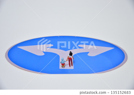 Image of a crossroads in life and a choice Image of a crossroads in life and a choice 135152683
