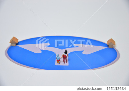 Image of a crossroads in life and a choice 135152684