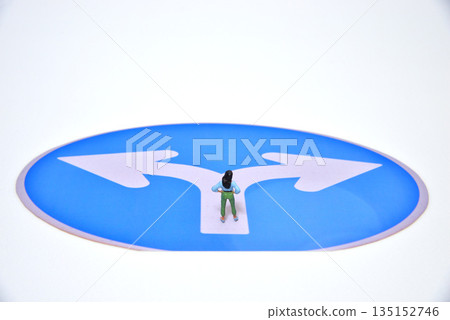 人生十字路口和選擇的圖片 135152746