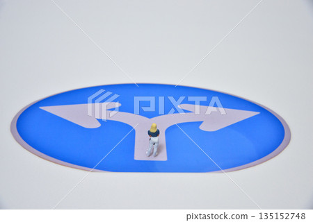 人生十字路口和選擇的圖片 135152748