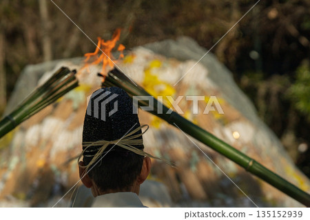 拍攝在八幡市八幡山舉行的熊熊燃燒的儀式 135152939