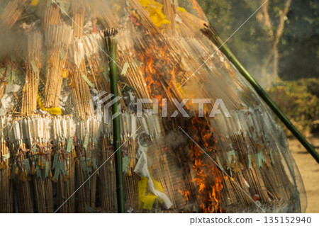 拍攝在八幡市八幡山舉行的熊熊燃燒的儀式 135152940