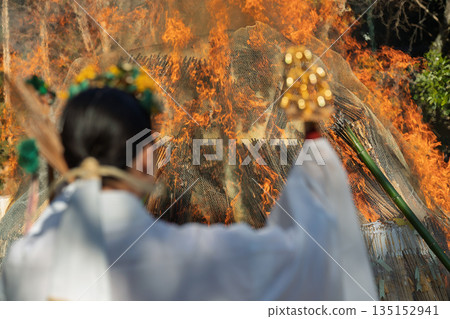 拍攝在八幡市八幡山舉行的熊熊燃燒的儀式 135152941