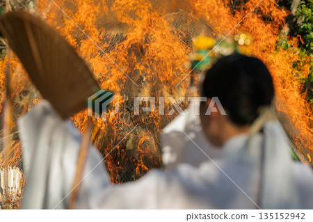 拍攝在八幡市八幡山舉行的熊熊燃燒的儀式 135152942