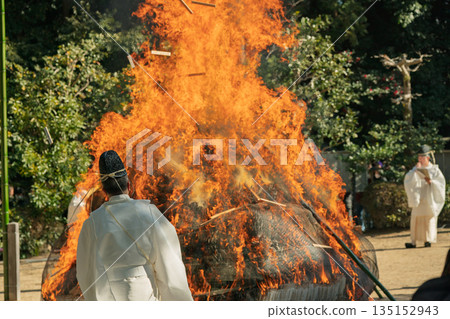 拍攝在八幡市八幡山舉行的熊熊燃燒的儀式 拍攝在八幡市八幡山舉行的熊熊燃燒的儀式 135152943