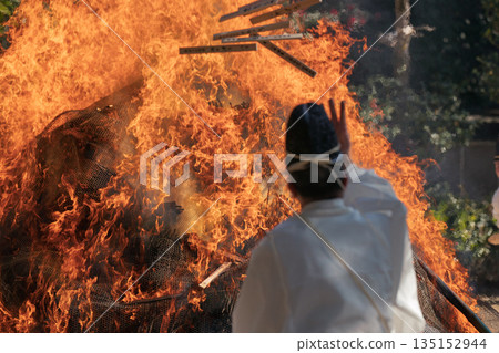 拍攝在八幡市八幡山舉行的熊熊燃燒的儀式 拍攝在八幡市八幡山舉行的熊熊燃燒的儀式 135152944