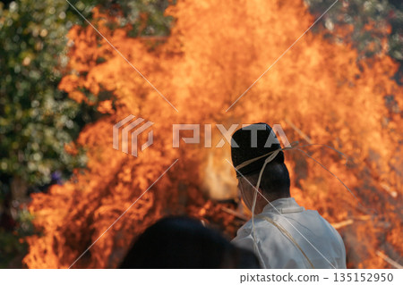 拍攝在八幡市八幡山舉行的熊熊燃燒的儀式 135152950