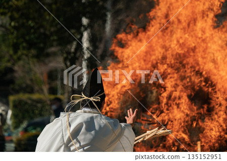 Photographing the rising flames of the burning ritual held at Hachiman-san in Yawata 135152951