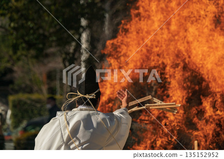 拍攝在八幡市八幡山舉行的熊熊燃燒的儀式 135152952