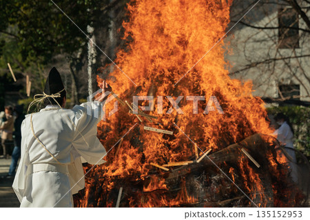 拍攝在八幡市八幡山舉行的熊熊燃燒的儀式 135152953