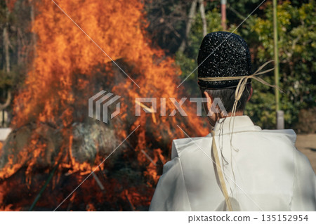 拍攝在八幡市八幡山舉行的熊熊燃燒的儀式 135152954