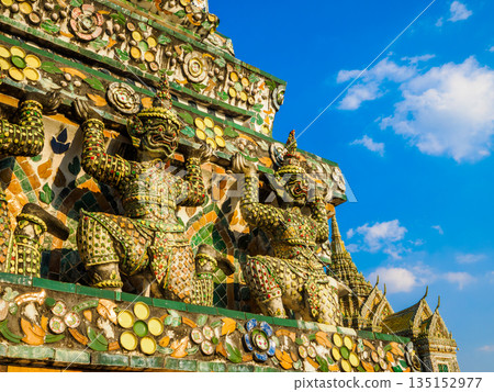 泰國曼谷鄭王廟(Wat Arun)的犛牛雕像和藍天,寺廟裝飾,泰國 泰國曼谷鄭王廟(Wat Arun)的犛牛雕像和藍天,寺廟裝飾,泰國 135152977