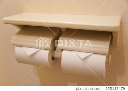 衛生紙的三角形折疊 135153479