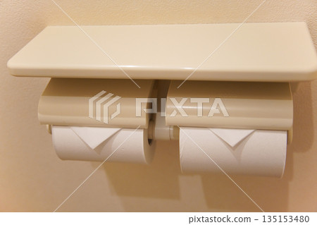 衛生紙的三角形折疊 135153480