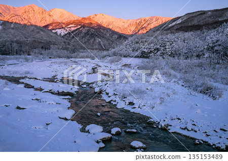 Hakuba Sanzan's Morning Glory and the snow-covered Matsukawa River [taken from Hakuba Bridge] 135153489