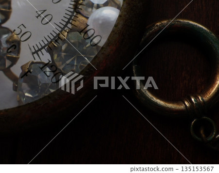 生鏽的舊溫度計和珠子拼貼畫 生鏽的舊溫度計和珠子拼貼畫 135153567