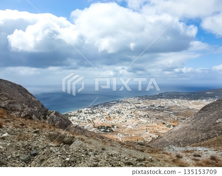 從希臘聖托里尼古錫拉遺址眺望地平線 135153709
