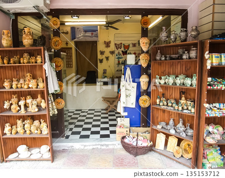 希臘聖托里尼的紀念品商店 135153712
