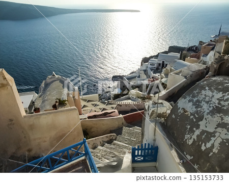 從希臘聖托里尼島的伊亞小鎮眺望伊亞 從希臘聖托里尼島的伊亞小鎮眺望伊亞 135153733