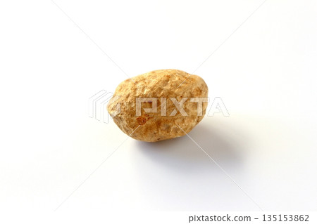 白色背景上的帶殼花生 白色背景上的帶殼花生 135153862