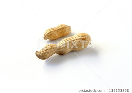 白色背景上的帶殼花生 135153868