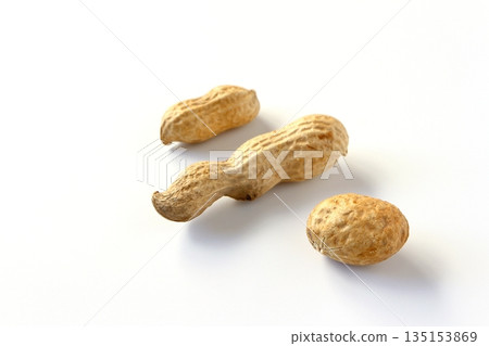 白色背景上的帶殼花生 135153869