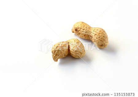 白色背景上的帶殼花生 白色背景上的帶殼花生 135153873