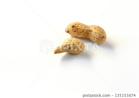 白色背景上的帶殼花生 白色背景上的帶殼花生 135153874