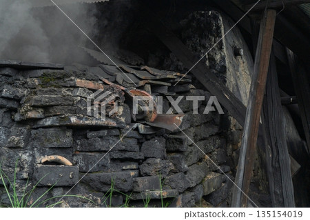 Photographing the only remaining climbing kiln in Shigaraki, a pottery town in Koka City, Shiga Prefecture Photographing the only remaining climbing kiln in Shigaraki, a pottery town in Koka City, Shiga Prefecture 135154019